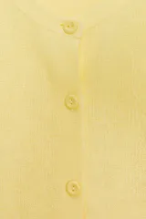Chaqueta color amarillo claro de tejido de punto, con cuello redondo, manga corta, cierre frontal con botones y bajo evasé.