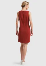 Vestido corto color crema, de lino y viscosa, con breteles finos, escote recto y cierre lateral invisible.