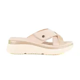 Sandalias bajas Korium Aster color beige con plataforma y tiras cruzadas, una de cuero sintético liso y otra de cuero sintético texturizado color dorado.