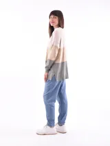 Saco tipo cárdigan largo, color beige con bloques de color gris y arena.