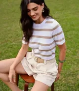 Short de cintura alta color beige, confeccionado en viscolino, con cinturón de rafia.