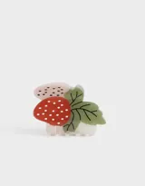Broche para el pelo con forma de frutilla roja con lunares blancos, otra frutilla rosa con lunares negros y hojas verdes.