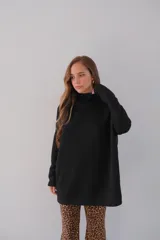 Buzo de tejido plano tipo cashmere, color rojo, con diseño holgado y cuello alto.