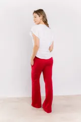 Pantalón de lino rojo, de corte palazzo y tiro alto.