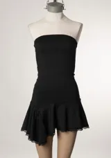 Vestido corto marrón con escote strapless y falda con volados. Incluye cinturón negro con tachas.