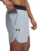 Short deportivo Under Armour Vanish Elite para hombre, color gris claro, con logo de la marca en la pierna izquierda.