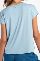 Remera blanca de calce al cuerpo, suave y liviana, con estructura de tejido en relieve.