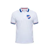 Remera polo azul marino con cuello y puños a rayas blancas, rojas y azules. Tiene el escudo del Club Nacional de Football bordado en el pecho.