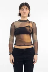 Remera de mesh transparente con cuello alto y mangas largas, con estampado de la Mona Lisa.