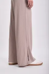 Pantalón largo de lanilla color taupe, de corte ancho y textura acanalada, con aberturas laterales en el ruedo.