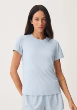 Remera deportiva negra de manga corta con protección UV.