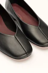 Chatas negras de cuero vacuno, con punta fina y taco bajo de 1.2 cm.