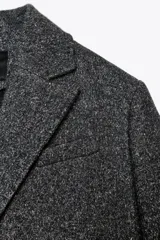 Abrigo oversize de Zara Woman Collection confeccionado en mezcla de lana. Tiene cuello solapa de muescas, manga larga, bolsillos de vivo en delantero, detalle de pliegue en espalda, forro interior combinado a contraste y cierre frontal cruzado con botones interiores.