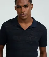 Remera polo de hombre color beige, con cuello en V, mangas cortas y textura patchwork calada.