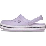 Zuecos Crocs Crocband™ color celeste con banda blanca y detalles de motas de colores.