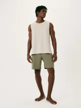 Conjunto de pijama para hombre, compuesto por una musculosa beige y un short verde oliva.