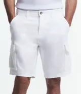 Bermuda cargo azul marino para hombre, confeccionada en algodón. Cuenta con múltiples bolsillos utilitarios laterales, trabillas en la cintura y cierre con botón y cremallera.