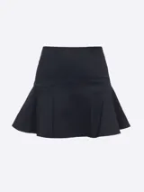 Falda short de tiro alto, color marrón óxido, con cierre lateral oculto.