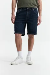 Bermuda de jean celeste, corte regular, con pasacinto.