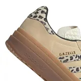 Zapatillas Adidas Gazelle Bold para mujer. Capellada de gamuza color beige con estampado animal print en las tres tiras laterales y en el talón. Plataforma de goma color caramelo.