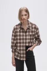 Camisa a cuadros marrón y beige de manga larga con cuello clásico y bolsillo en el pecho.