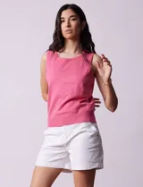 Musculosa tejida color fucsia de hilado fino, con cuello redondo y sisas amplias.