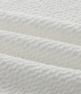 Musculosa de hombre color blanco hueso, con textura de punto, corte regular y escote redondo (canoa).