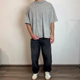 Pantalón de jean gris oscuro con efecto lavado, corte amplio y tiro alto.