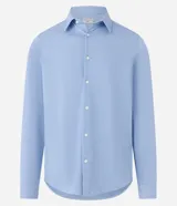 Camisa de vestir celeste en modelo slim fit, con cuello inglés, abotonada adelante, de manga larga con botones en los puños. Confeccionada con tecnología easy care performance que permite mayor elasticidad, secado rápido y menos arrugas.
