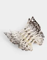Broche para el pelo con forma de mariposa con estampado animal print en tonos marrones y beige.