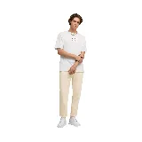 Pantalón de jogging color crema con cordón ajustable en la cintura y logo bordado en la pierna izquierda.
