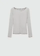 Camiseta gris de manga larga con cuello barco y costuras decorativas.