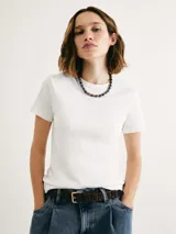 Remera blanca de corte slim y cuello redondo.
