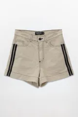 Short color arena de tiro alto con bolsillos delanteros y traseros. Presenta detalle de doble línea negra en los laterales.