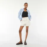 Short de tiro alto color blanco con estampado de limones amarillos, cintura elastizada con cordón ajustable y bolsillos laterales.