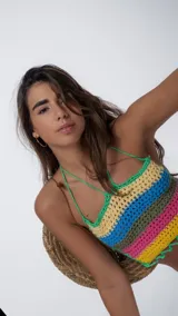 Top de crochet multicolor, ligero y etéreo, ideal para días soleados.
