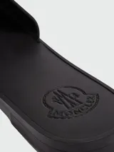Sandalias tipo ojotas Moncler color negro, con tira ancha sobre el empeine y logo de la marca en relieve.