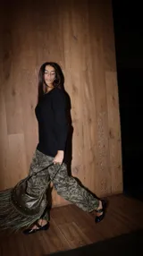 Pantalón palazzo de punto fino con estampado botánico y tiro alto.