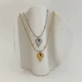 Collar plateado con cadena de eslabones y dije de corazón inflado.