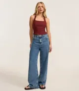 Blusa cropped de frente única color rojo, con escote cuadrado y confeccionada en bengalina con viscosa certificada.