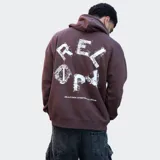 Canguro marrón con capucha y cordones ajustables, bolsillo tipo canguro y logo 'Relajo' estampado en el pecho.