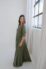 Vestido largo verde oliva de lino, con escote en V y mangas 3/4 con dobladillo.