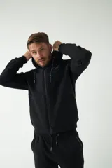 Campera de felpa color bordó con capucha y cordón ajustable, cierre frontal con cremallera, bolsillos laterales y logo estampado en el pecho.