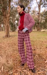 Pantalón de vestir de corte ancho con estampado a cuadros en tonos borgoña y lila.
