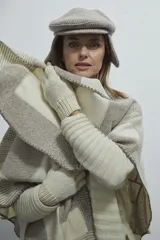 Ruana confeccionada con una mezcla de telas diseñadas exclusivamente por Don Baez. Tiene terminación de crochet hecho a mano.