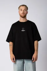 Remera color crudo de corte oversize con estampado pequeño en el centro del pecho.