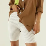 Biker blanco con rayas verticales grises.