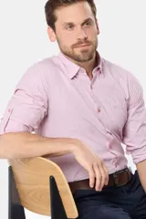 Camisa de hombre a rayas finas color rosa y blanco, de manga larga con puños abotonados, corte slim fit y bolsillo en el pecho. Confeccionada en algodón.