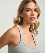 Musculosa gris de algodón con cuello redondo en rib.