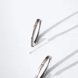 Aros tipo argolla en plata 925 y oro con circonias.
